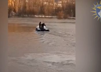 Policia e Kosovës me barkë shpëtimi evakuon një familje të bllokuar nga vërshimet në Mitrovicë