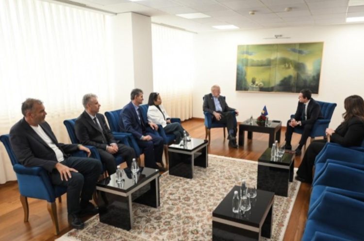 Kurti dhe Walker flasin për zhvillimet e fundit në vend