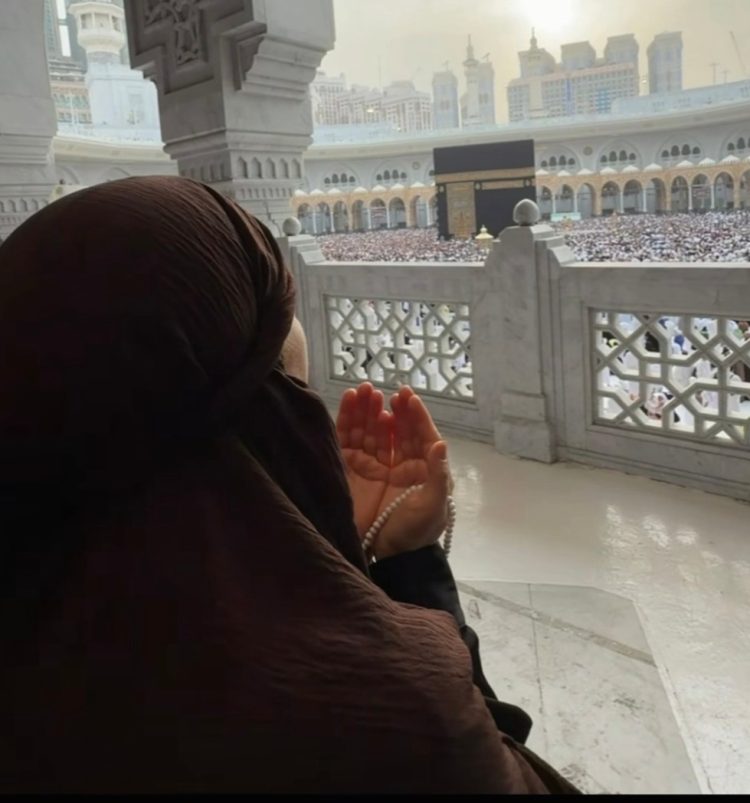 Rike Roçi kryen ritualin e Umres: Faleminderit Zot që më zgjodhe ndër mysafirët e Tu