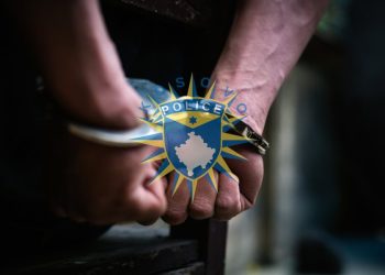 Tre policë të lënduar nga su*lmi, arr*estohet i dyshuari
