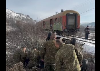 Ak*sidenti mes trenit dhe veturës, momenti kur intervenon FSK për t’u dalë në ndihmë të lënduarve