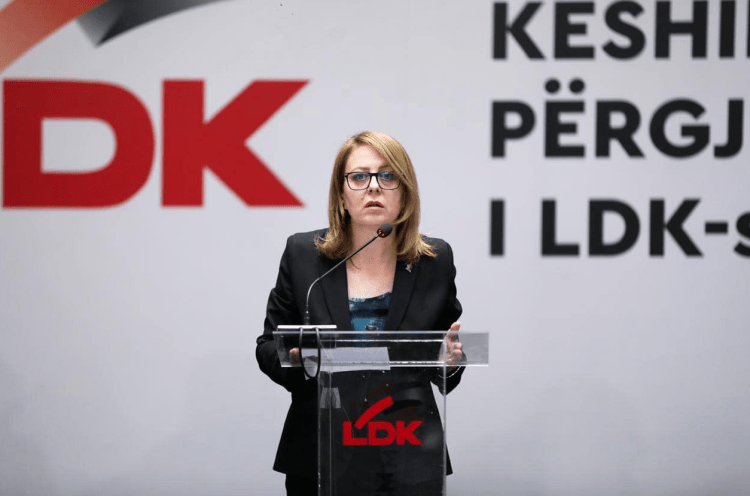 Hykmete Bajrami jep dorëheqje nga pozita e nënkryetares së LDK-së, kërkon edhe dorëheqjen e Abdixhikut