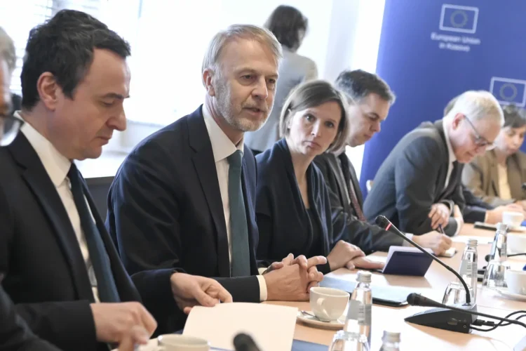 Kurti takon ambasadorët e BE-së, diskutojnë për formimin e institucioneve