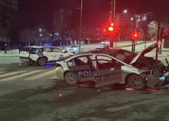Lirohen të lënduarit nga aksidenti mes veturës së policisë e një taksie