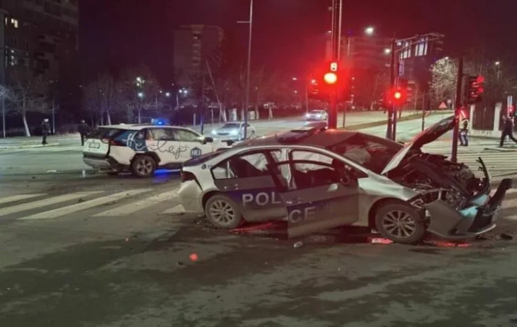 Lirohen të lënduarit nga aksidenti mes veturës së policisë e një taksie