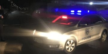 Shembet muri në Han të Elezit, vetura përfundon nën rrënoja