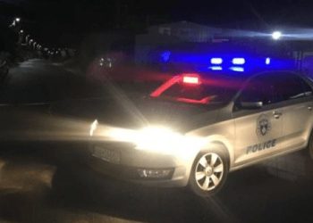 Shembet muri në Han të Elezit, vetura përfundon nën rrënoja