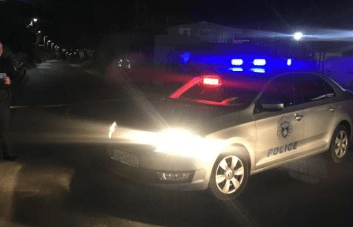 Shembet muri në Han të Elezit, vetura përfundon nën rrënoja