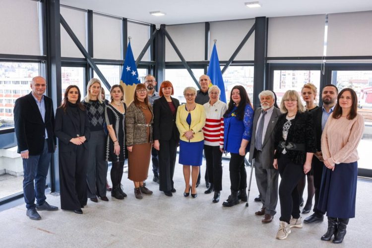 Gërvalla priti në takim gazetarët nga Ukraina