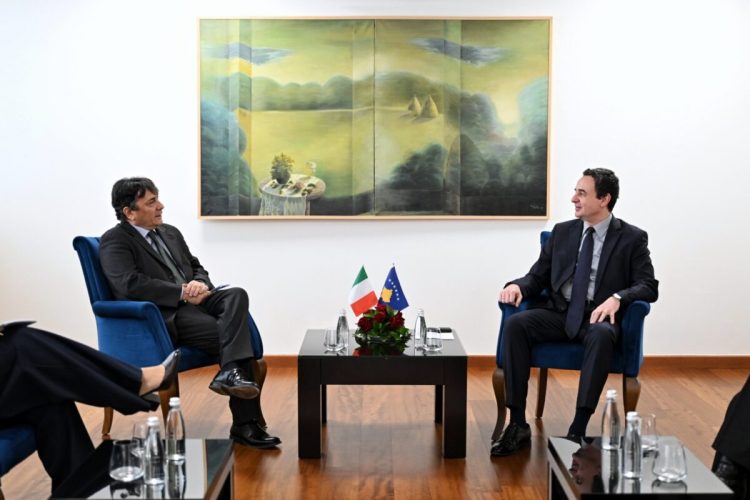 Kurti takohet me ambasadorin italian, diskutojnë zhvillimet e fundit politike