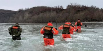 Vijojnë kërkimet për gjetjen e 31-vjeçarit në lumin Mazt, FSK me dron në Liqenin e Ulzës