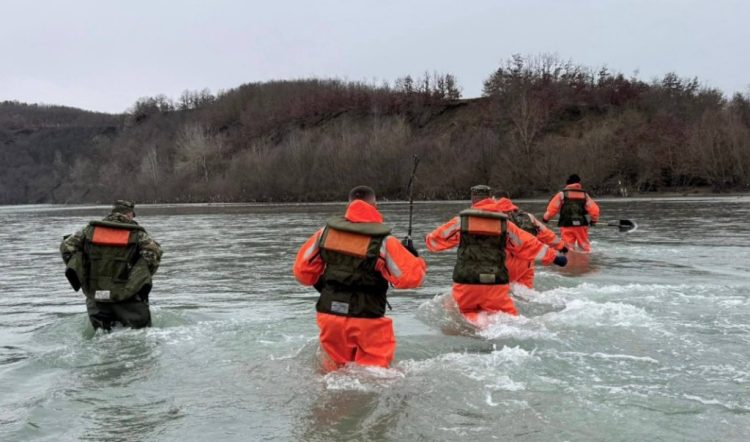 Vijojnë kërkimet për gjetjen e 31-vjeçarit në lumin Mazt, FSK me dron në Liqenin e Ulzës