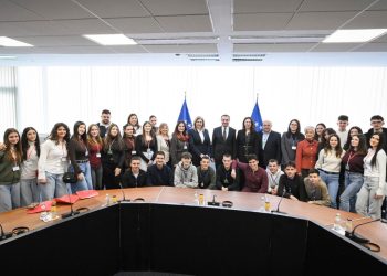 Kurti takon nxënësit nga Prishtina dhe Ulqini: Arsimi dhe digjitalizimi kyç për lidhjen me tregun e punës