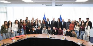 Kurti takon nxënësit nga Prishtina dhe Ulqini: Arsimi dhe digjitalizimi kyç për lidhjen me tregun e punës