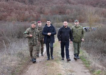 Maqedonci dhe Vengu vizitojnë forcat shqiptare dhe kosovare të angazhuara në operacionin e kërkim-shpëtimit në Klos
