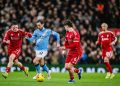 Man City fiton pas pesë vitesh në ‘Anfield’ dhe vazhdon luftën për titull