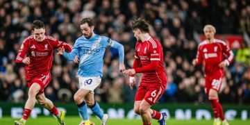 Man City fiton pas pesë vitesh në ‘Anfield’ dhe vazhdon luftën për titull