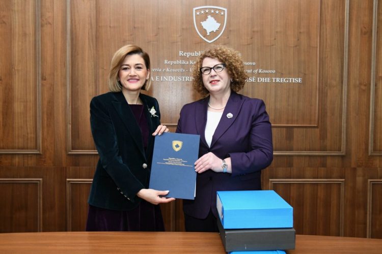 Kusari Lila pranon detyrën e ministres