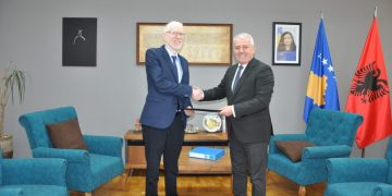 Sveçla dorëzon detyrat e digjitalizimit e administratës publike te Jagxhiu