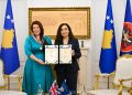 “Mike e madhe e Kosovës”, Osmani i ndan Medaljen Presidenciale të Meritave deputetes britanike, Alicia Kearns