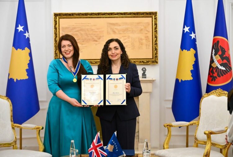 “Mike e madhe e Kosovës”, Osmani i ndan Medaljen Presidenciale të Meritave deputetes britanike, Alicia Kearns