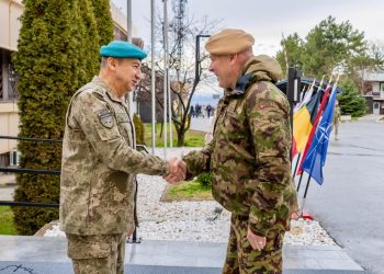 Komandanti i KFOR-it takohet me zëvendësshefin e Forcave të Armatosura Zvicerane në Prishtinë