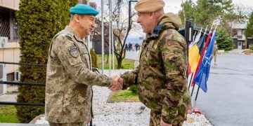 Komandanti i KFOR-it takohet me zëvendësshefin e Forcave të Armatosura Zvicerane në Prishtinë