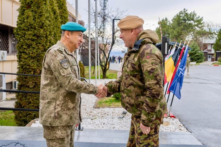 Komandanti i KFOR-it takohet me zëvendësshefin e Forcave të Armatosura Zvicerane në Prishtinë