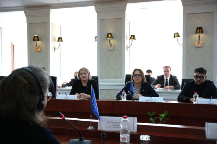 Bajrami kërkon heqjen e plotë të masave, zyrtarja e BE-së vlerëson orientimin gjeostrategjik të Kosovës