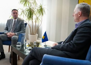 Bislimi i dorëzon detyrën e zëvendëskryeministrit të parë, Glauk Konjufcës