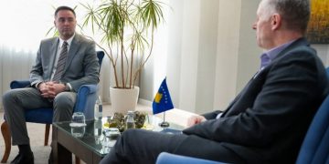 Bislimi i dorëzon detyrën e zëvendëskryeministrit të parë, Glauk Konjufcës