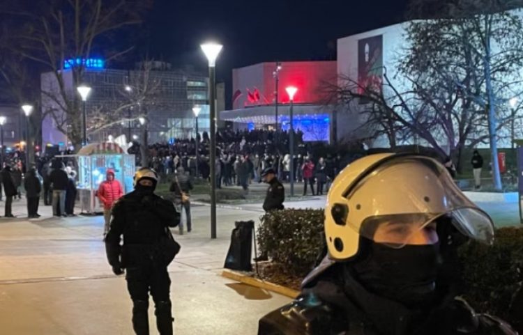 Dh*unë në Novi Sad: Studentët akuzojnë mbështetësit e pushtetit për su*lm