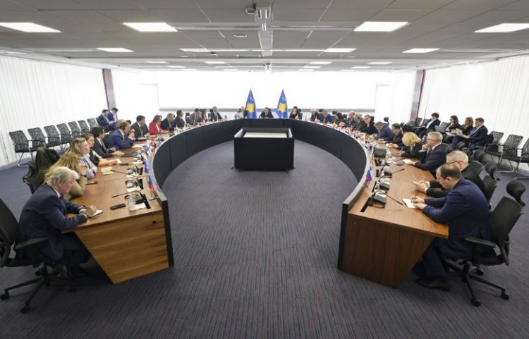 Kurti takon ambasadorët në Kosovë, diskuton zbatimin e ligjeve të reja