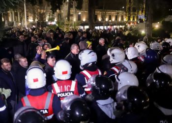 Shtatë policë të lënduar gjatë protestës së opozitës, pesë po trajtohen në Spitalin e Traumës