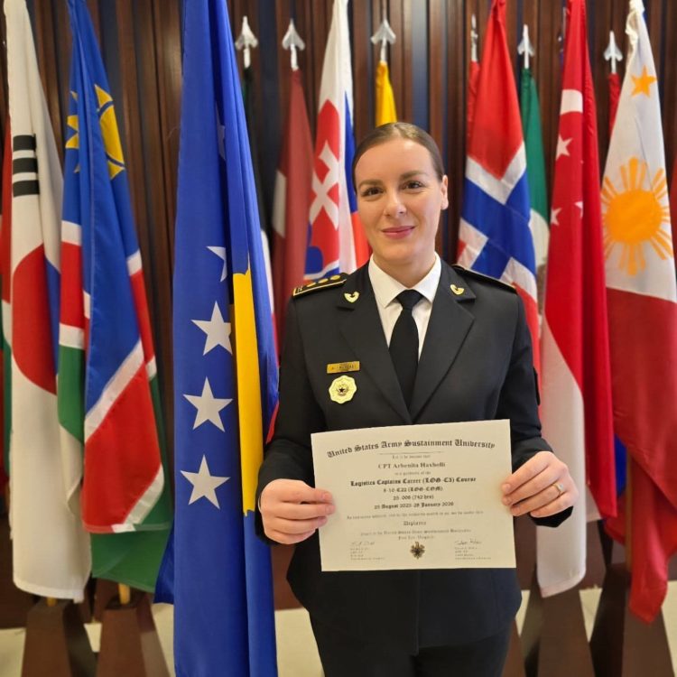 Ushtarakja e FSK-së, Arbenita Haxholli diplomon në Kursin e Karrierës për Kapiten në SHBA