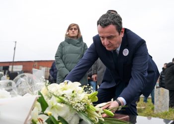 Albin Kurti i kujton aktivistët Mon Balaj dhe Arben Xheladinin në 19 vjetorin e vr@sjes