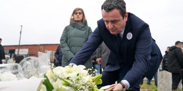 Albin Kurti i kujton aktivistët Mon Balaj dhe Arben Xheladinin në 19 vjetorin e vr@sjes