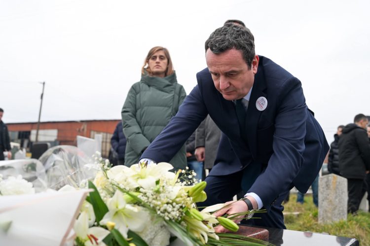 Albin Kurti i kujton aktivistët Mon Balaj dhe Arben Xheladinin në 19 vjetorin e vr@sjes