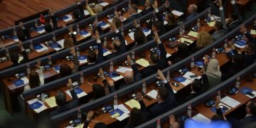 Kuvendi i Kosovës miraton ‘Rezolutën e Hagës’, veç 1 kundër