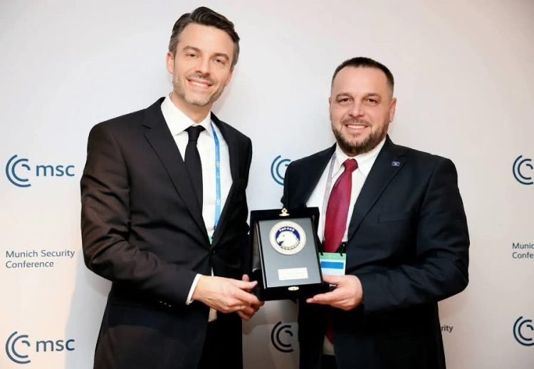 Ministria e Mbrojtjes nënshkruan kontratë me Mercedes