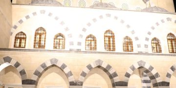 Mexhiti uron besimtarët për Ramazanin dhe xhaminë në Fushë Topanë: Le të mbushet xhamia e re me lutje të sinqerta, me hapa besimtarësh dhe me paqe