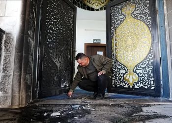 Izr@elitët që uz*urpojnë tokat palestineze, dj*egin hyrjen e një xhamie në Bregun Perëndimor