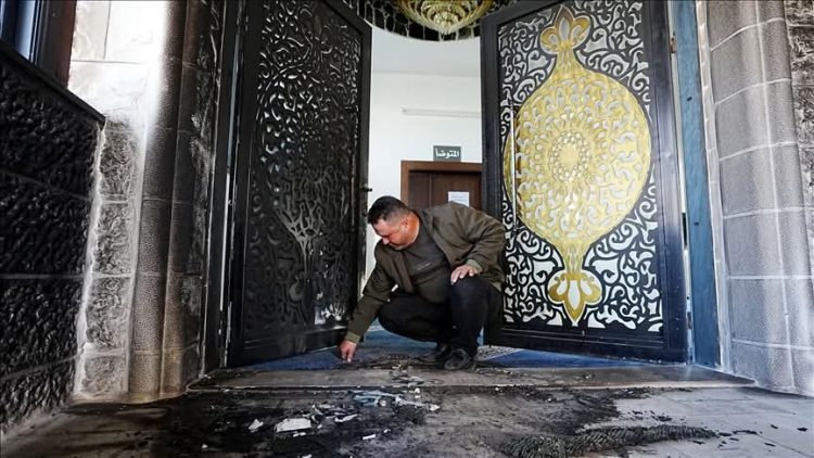 Izr@elitët që uz*urpojnë tokat palestineze, dj*egin hyrjen e një xhamie në Bregun Perëndimor