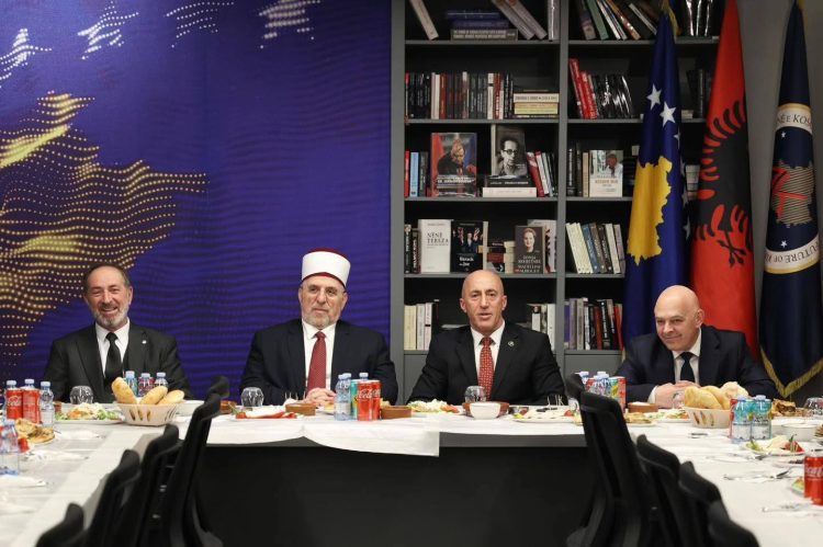 Ramush Haradinaj shtron iftar për Bashkësinë Islame të Kosovës