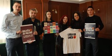 “Liria ka Emër” viziton familjen e Kadri Veselit: Solidarizohemi me familjet e çlirimtarëve