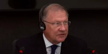 Dëshmitari i Thaçit, Duncan, “godet” prokurorinë në Hagë: Pres me padurim…