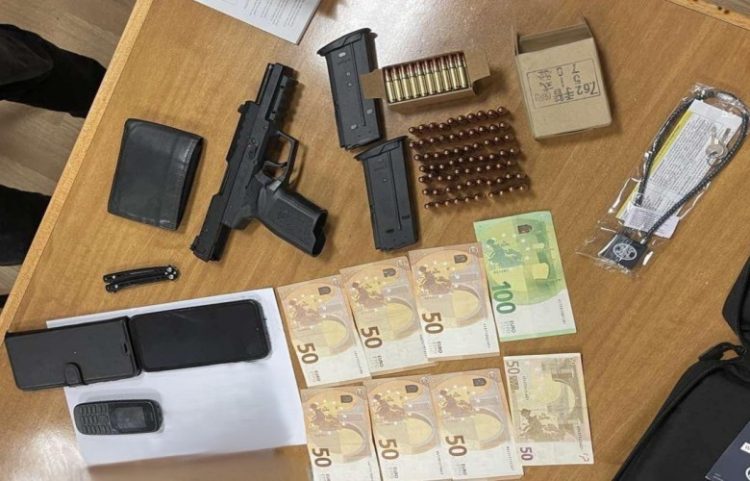 Sekuestrohen armë zjarri dhe municion në pikëkalimin kufitar Qafë Prush