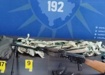 Bastiset shtëpia e pabanuar në Leposaviq, gjenden armë e flamuj serb