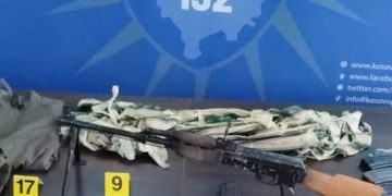 Bastiset shtëpia e pabanuar në Leposaviq, gjenden armë e flamuj serb