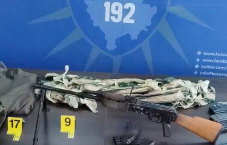 Bastiset shtëpia e pabanuar në Leposaviq, gjenden armë e flamuj serb